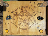 Plaque pyrogravue laser avec une triple lune, féminin sacré